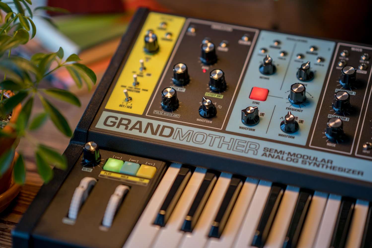 Moog grandmother. Синтезатор MOOG grandmother. MOOG 1. MOOG v0sb7896. MOOG Monarc-1.