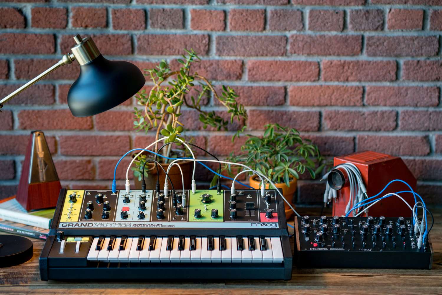 Moog grandmother. MOOG Modular. MOOG синтезатор. MOOG Wallpaper.